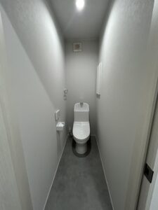 滋賀の平屋住宅のシンプルなトイレ空間