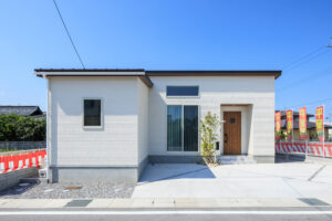 滋賀県彦根市川瀬町の平屋モデルハウス。明るい外壁と木目調ドアが調和した3LDKの外観デザイン。